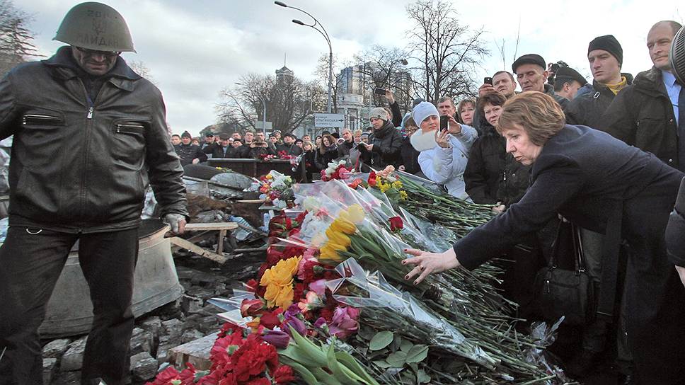 Евромайдан. Верховный представитель по иностранным делам и политике безопасности ЕС Кэтрин Эштон (справа) на церемониии возложения цветов возле баррикады на Институтской 