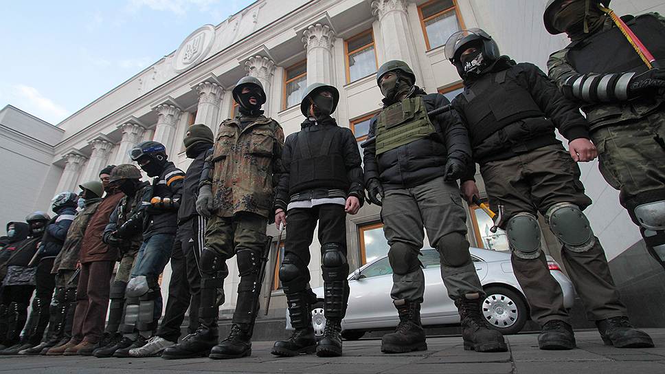 Евромайдан. Бойцы cамообороны охраняют вход в здание Верховной Рады 