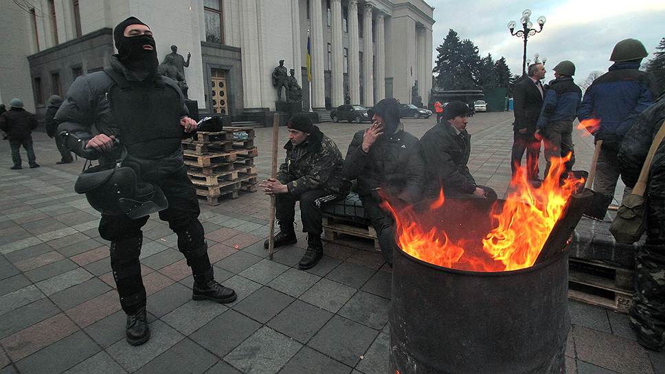 Евромайдан. Бойцы cамообороны охраняют вход в здание Верховной Рады 