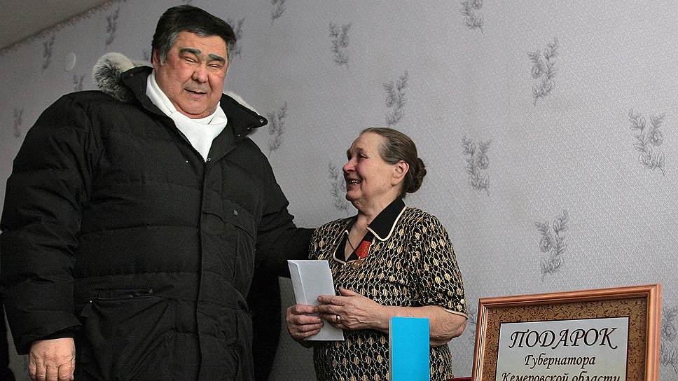 Губернатор Кемеровской области Аман Тулеев (слева)