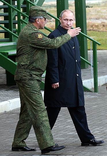 Сергей Шойгу (слева) и президент России Владимир Путин (справа) во время завершающего этапа российско-белорусских стратегических учений "Запад-2013" 