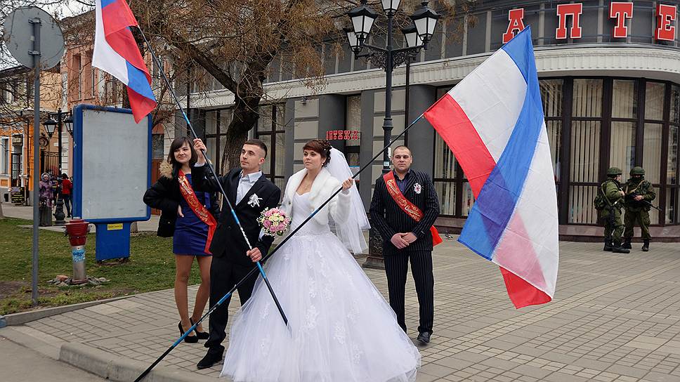 В новую жизнь многие крымчане предпочитают вступать под российским флагом 