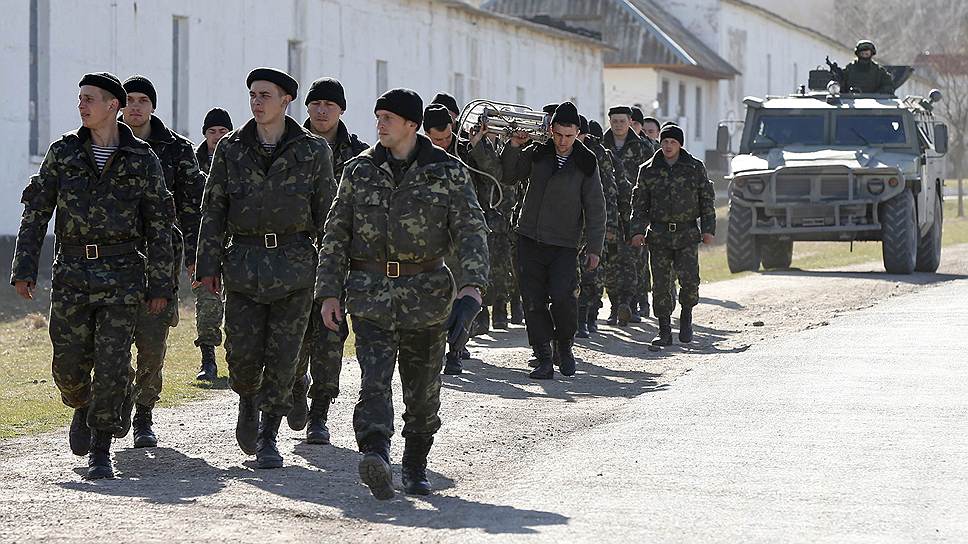 Украинские воинские части в Крыму блокируют военные без опознавательных знаков. В итоге часть украинских военных перешла под команду властей автономии 