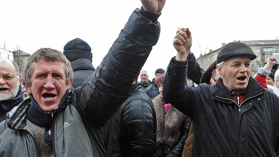 Донецк. Митинг у областной администрации и думы после эвакуации народных ополченцев, захвативших здание в ходе стихийного митинга. Поводом для эвакуации стало телефонное сообщение, что в здании заложено взрывное устройство
