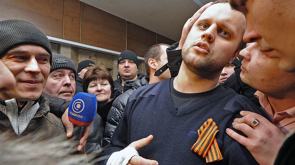Донецк. Командир Народного ополчения Донбасса, новоизбранный Народным Вече губернатор Донецкой области Павел Губарев (в центре) у здания областной администрации и думы после эвакуации народных ополченцев, захвативших здание в ходе стихийного митинга. Поводом для эвакуации стало телефонное сообщение, что в здании заложено взрывное устройство