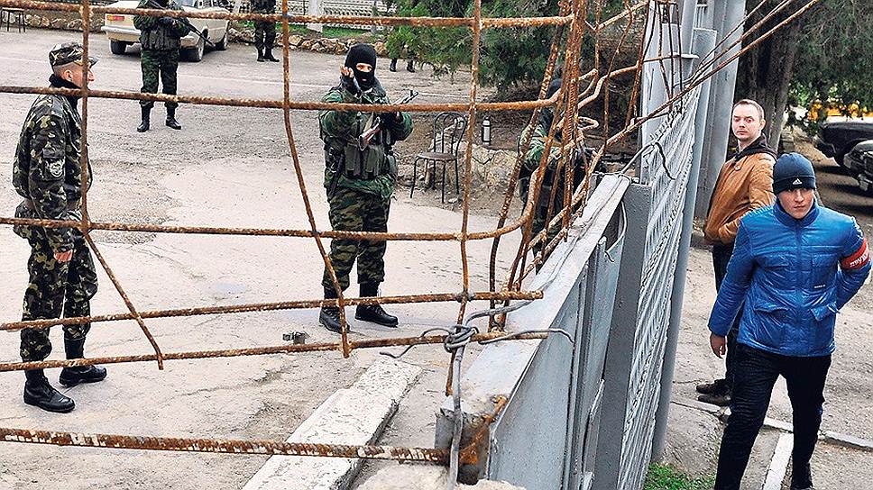 Накануне референдума порядок в Крыму охраняют как военные, так и дружинники 