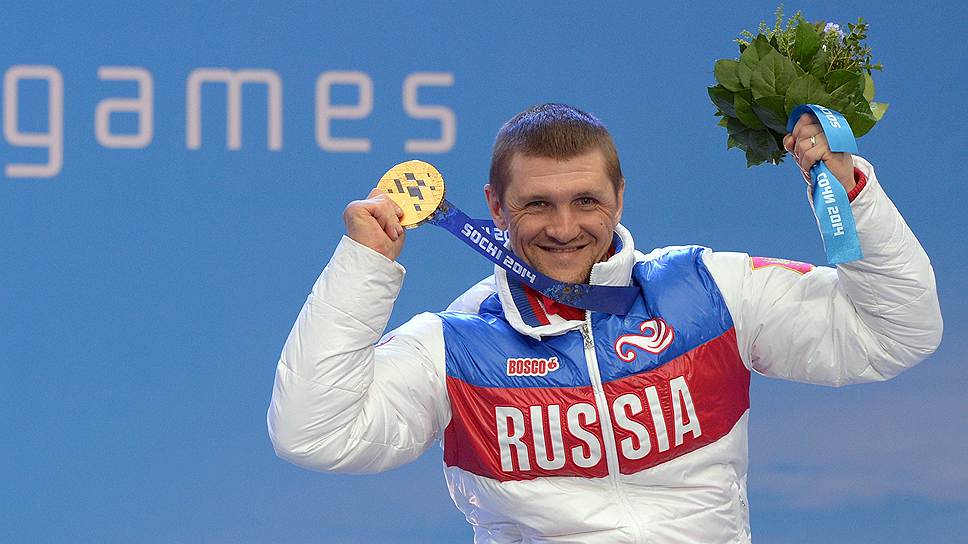 XI Зимние Паралимпийские игры Сочи 2014. Биатлон, 15км. Мужчины, сидя. Член сборной команды России Роман Петушков на церемонии награждения победителей