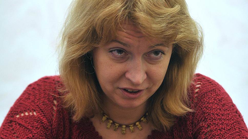 Есть две полярные точки зрения. Интернет должен регулироваться национальным законодательством в широком смысле или регулировать сам себя. Либо интернет нужно весь обложить законами 