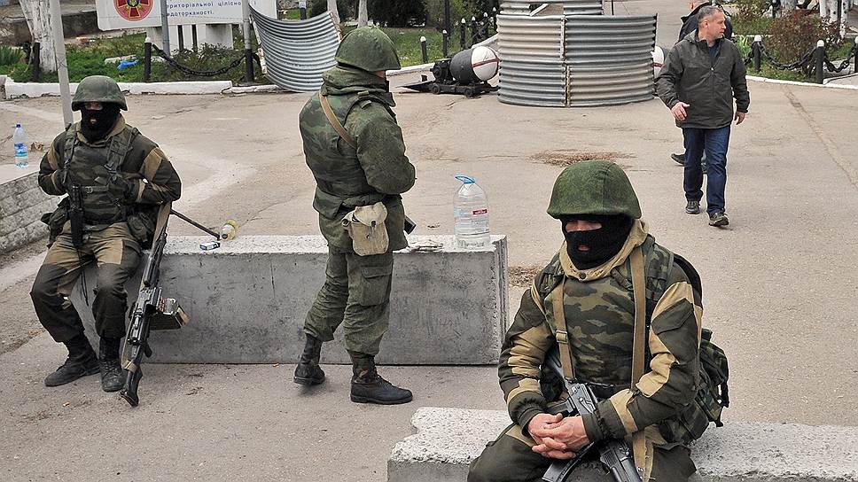 Военнослужащие у здания штаба ВМС Украины в Севастополе 