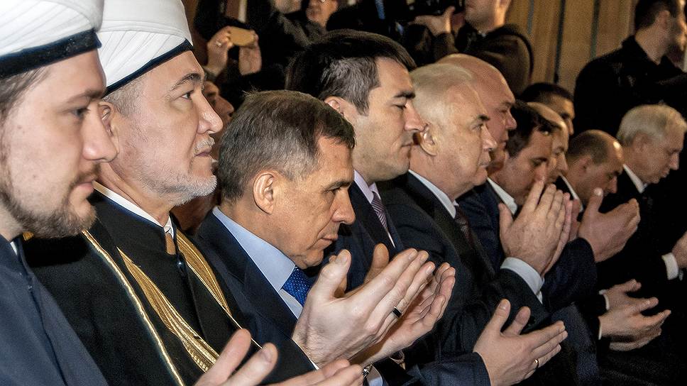 Переговорщиком между меджлисом и властями Крыма выступает президент Татарии Рустам Минниханов (третий слева), который также поучаствовал в съезде крымских татар