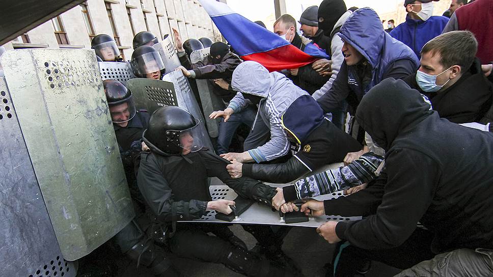 Милиционеры, защищавшие правительственные здания в Донецке, оказали протестующим символическое сопротивление 