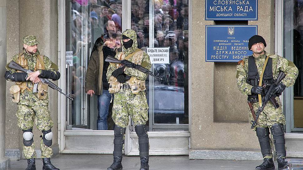 Украинские силовики остановились на подступах к Славянску, административные здания в котором контролируют сторонники "Донецкой республики"