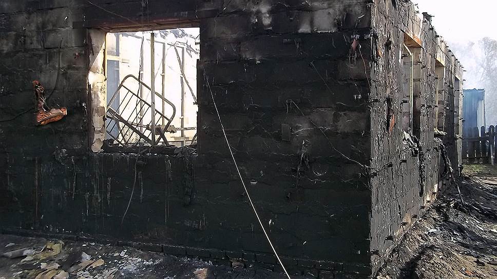Место пожара в реабилитационном центре для наркозависимых в селе Озеро-Красилово в Косихинском районе Алтайского края 