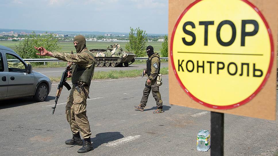На въездах в Славянск появились блокпосты украинских силовиков. Но ненадолго