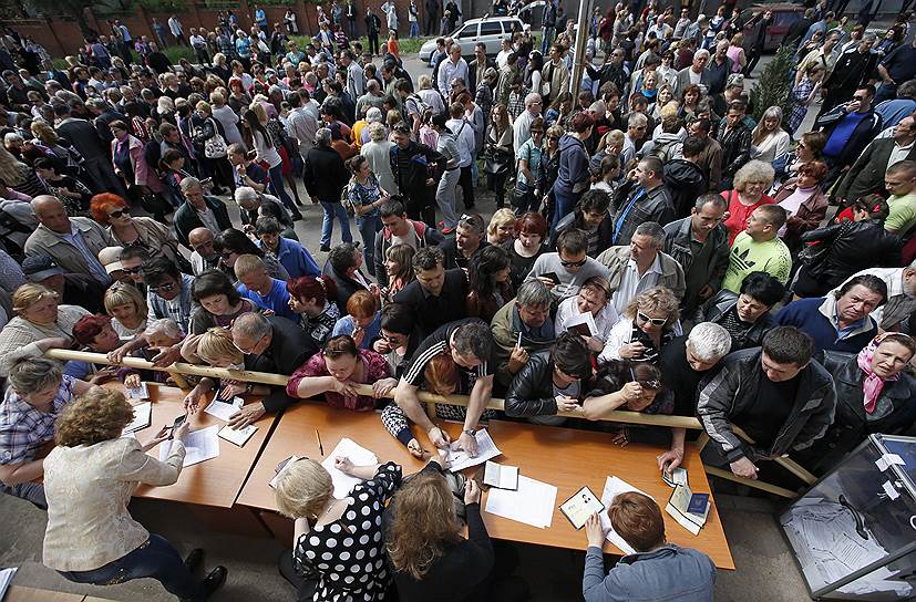 В борьбе за явку на одном из участков в Мариуполе часть урн вынесли на улицу, но и это не спасло от очередей 