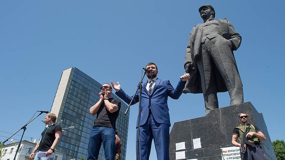 Сопредседатель ДНР Денис Пушилин во время выступления на митинге. Митинг, на котором жители Донецка потребовали открытой границы с Россией и дальнейшего сотрудничества с Луганской народной республикой, а также призвали к бойкоту предстоящих 25 мая выборов президента Украины, прошел на площади Ленина 