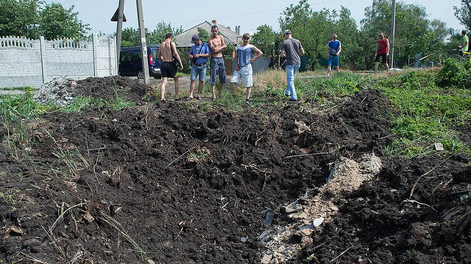 Политическая ситуация на Украине. Воронка после минометного обстрела с позиций украинской армии в поселке Андреевка рядом со Славянском