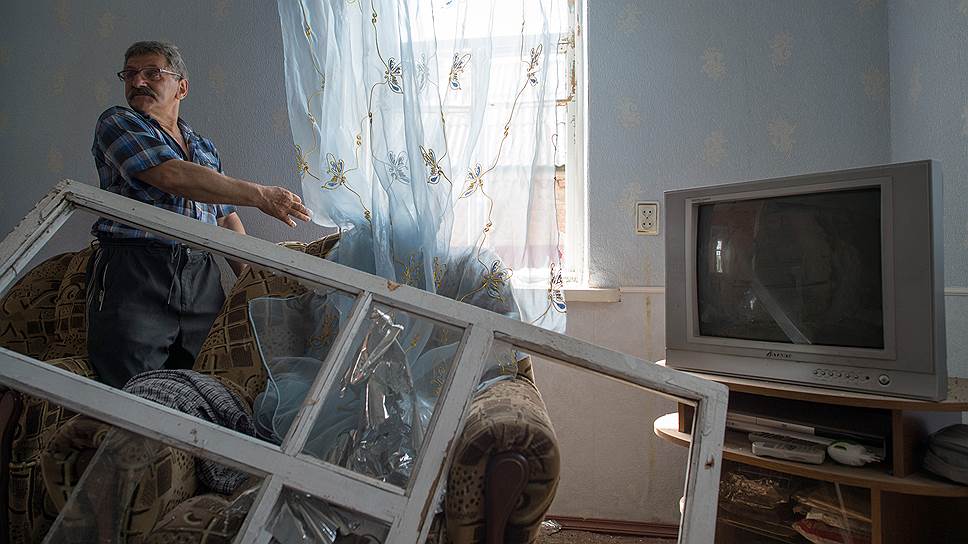 Политическая ситуация на Украине. Частный дом в районе Славянска "Строймаш", пострадавший в результате минометного обстрела украинской армии