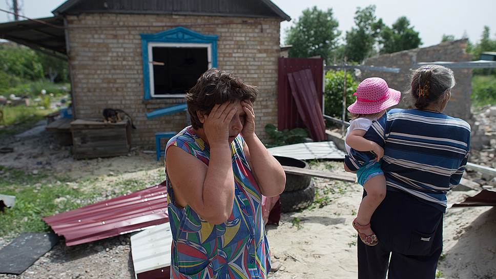 Политическая ситуация на Украине. Частный дом в районе Славянска "Строймаш", пострадавший в результате минометного обстрела украинской армии