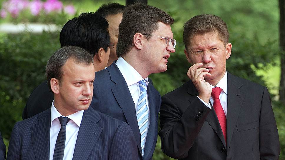 Визит президента России Владимира Путина в Китай. Слева направо: заместитель председателя правительства России Аркадий Дворкович, министр энергетики России Александр Новак и председатель правления ОАО "Газпром" Алексей Миллер перед началом церемонии официальной встречи в государственной резиденции "Сицзяо" в Шанхае