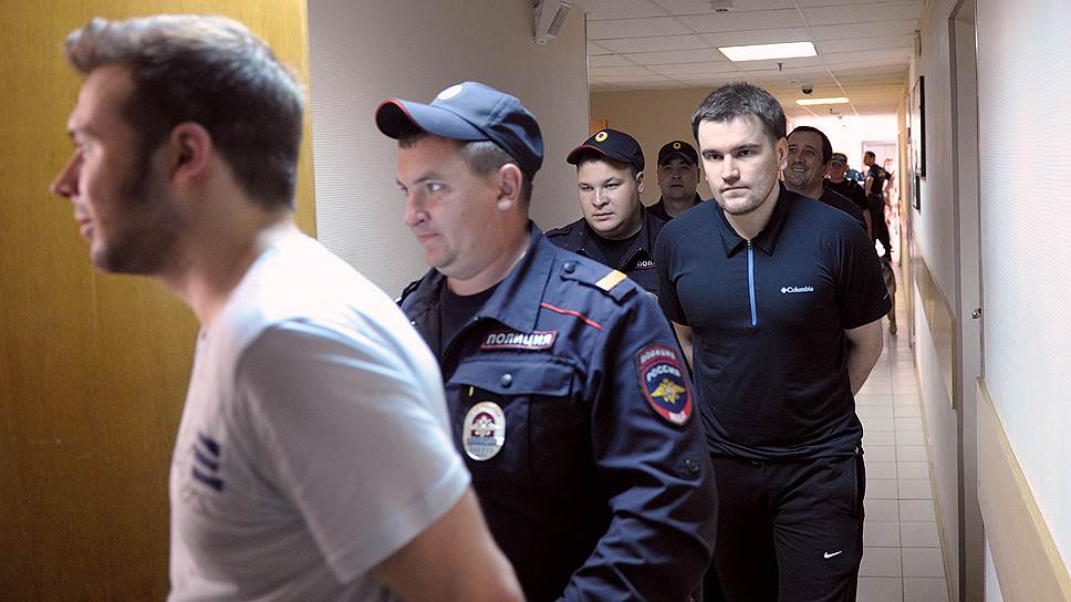 Обвиняемые в беспорядках на Болотной площади 6 мая 2012 года: сторонник Национально-демократической партии Илья Гущин (слева), активист движения "Антифа" Алексей Гаскаров (в центре) и издатель Александр Марголин (справа) перед началом заседания Замоскворецкого районного суда