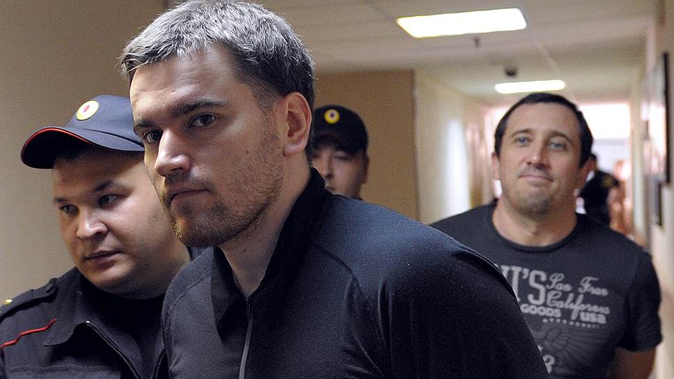 Обвиняемые в беспорядках на Болотной площади 6 мая 2012 года: активист движения "Антифа" Алексей Гаскаров (в центре) и издатель Александр Марголин (справа) перед началом заседания Замоскворецкого районного суда