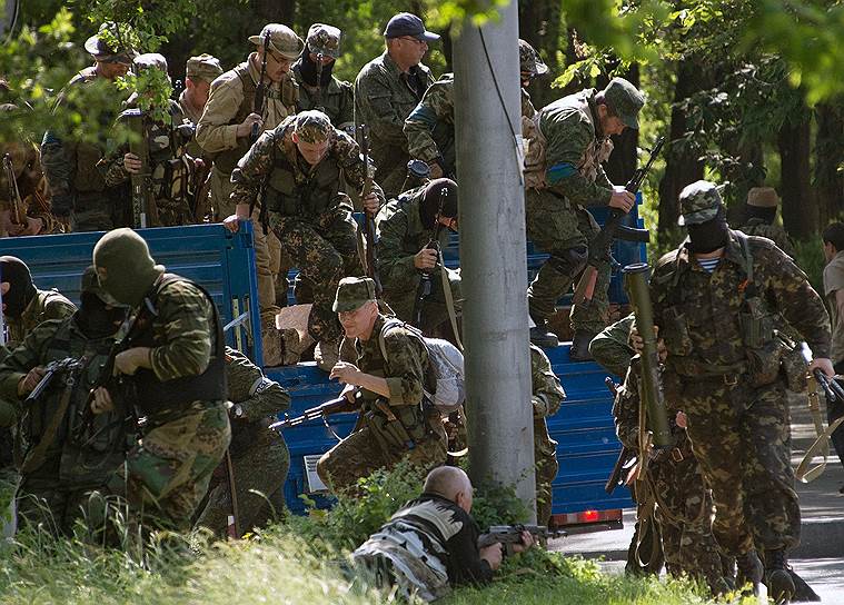 Народные ополченцы батальона "Восток" у аэропорта Донецка
