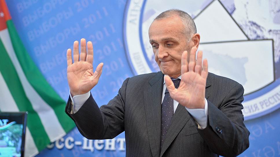 Президент Абхазии принял свою отставку