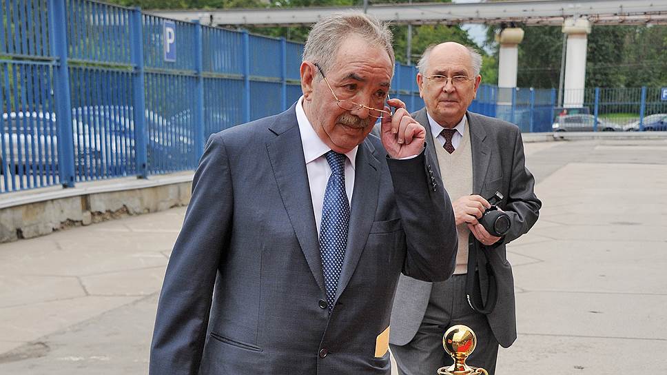 Церемония вручения премии "ТЭФИ" "Вечерний прайм" прошла в первой студии ТТЦ "Останкино". Президент Национальной ассоциации телерадиовещателей Эдуард Сагалаев во время церемонии вручения 