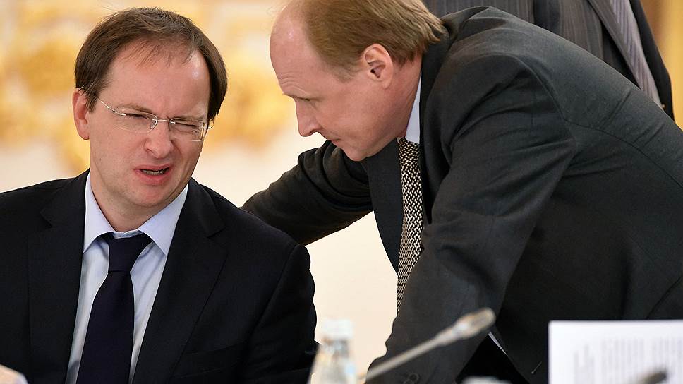 Министр культуры России Владимир Мединский (слева) и советник президента России по культуре Владимир Толстой 