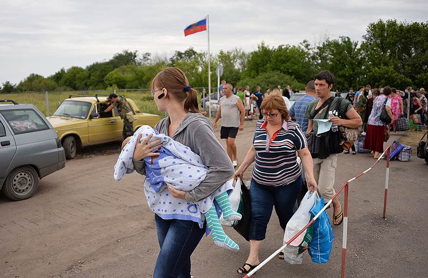 Политичекая ситуация на Украине. Беженцы с Юго-восточных районов Украины на контрольно-пропускном пункте в Донецке (Ростовская область)