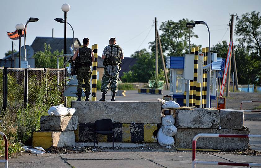 Политичекая ситуация на Украине. Военнослужащие на контрольно-пропускном пункте в Донецке (Ростовская область)