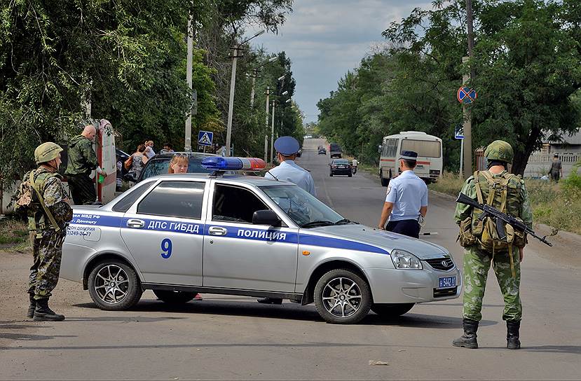 Политичекая ситуация на Украине. Полиция и военно-служащие на контрольно-пропускном пункте в Донецке (Ростовская область)