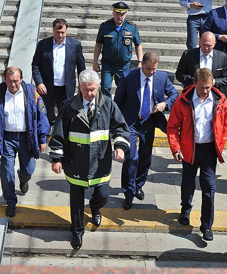 На месте трагедии в метро мэр Москвы Сергей Собянин заявил, что за случившимся последуют не только увольнения, но и уголовные дела. Их первыми фигурантами стали двое рабочих  