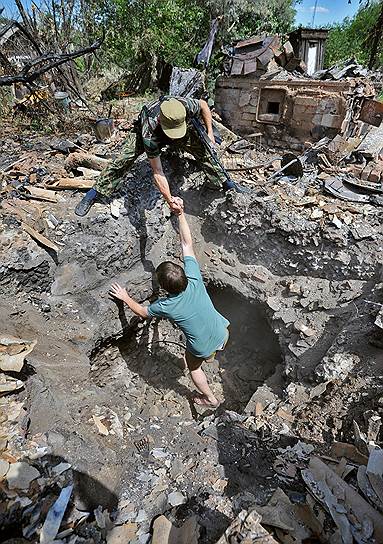 Если вначале в СКР полагали, что обстрелы и бомбежки гражданских объектов связаны с неопытностью украинских пилотов и артиллеристов, то сейчас считают, что это делается целенаправленно, чтобы заставить местное население выступить против ополченцев (на фото — Изварино, Луганская область, 21 июля)