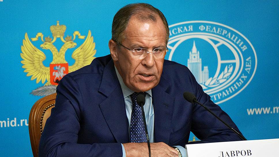 Глава МИД РФ Сергей Лавров заверил, что Россия не будет впадать в истерику из-за санкций и отвечать ударом на удар