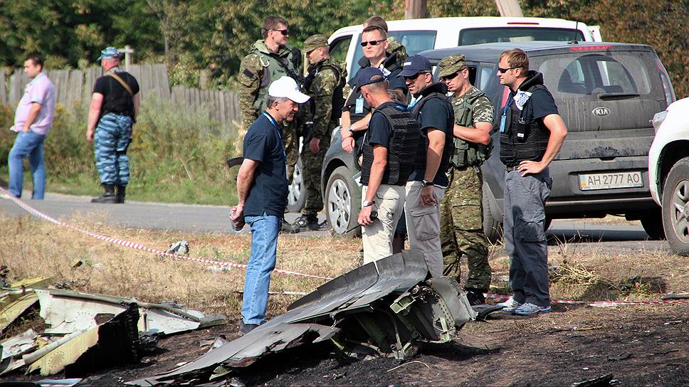 Место падения обломков самолета "Боинг-777" (Boeing-777), малазийской авиакомпании Malaysia airlines, следующий рейсом MH17 из Амстердама, потерпевшего крушение 17 июля 2014 года, в окрестности села Грабово. Эксперты ОБСЕ работают на месте катастрофы. Бойцы "Беркута" охраняют место работы экспертов 