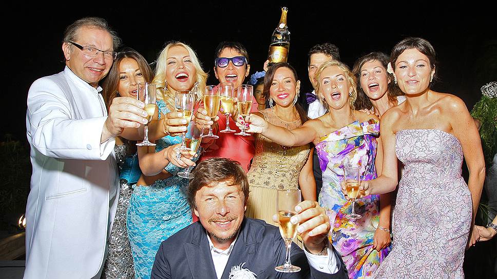 Ежегодный "Бал цветов" (Bal des Fleurs) в Монако. Пианист Юрий Розум (слева), редактор светской хроники журнала Tatler Яна Валенсия (вторая слева), продюсер Дарья Михалкова (третья слева), писатель, общественный деятель Ирина Хакамада (четвертая слева), искусствовед, блогер журнала Tatler.ru Ирина Чайковская (в центре), дизайнер Евгения Линовичво (вторая справа), Ирина Линович (справа) и продюсер Андрей Фомин (в центре на первом плане) время бала 