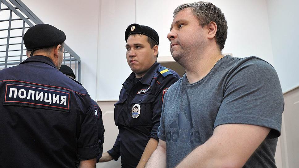 Заместитель начальника управления "Б" ГУЭБиПК Алексей Боднар (справа), подозреваемый в причастности к должностным преступлениям перед началом заседания Басманного суда 