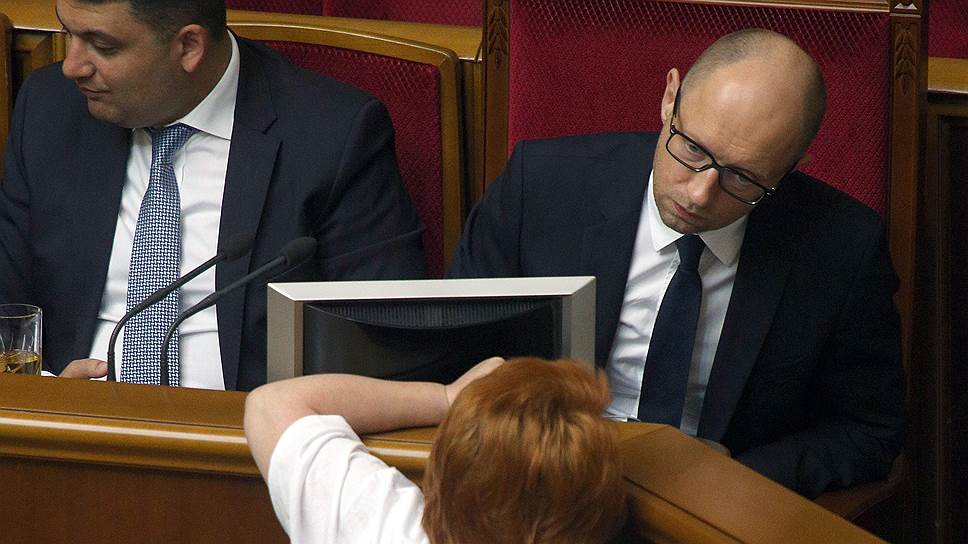 Заместитель председателя правительства Украины Владимир Гройсман (слева) и председатель правительства Украины Арсений Яценюк (справа) во время заседания Верховной Рады Украины