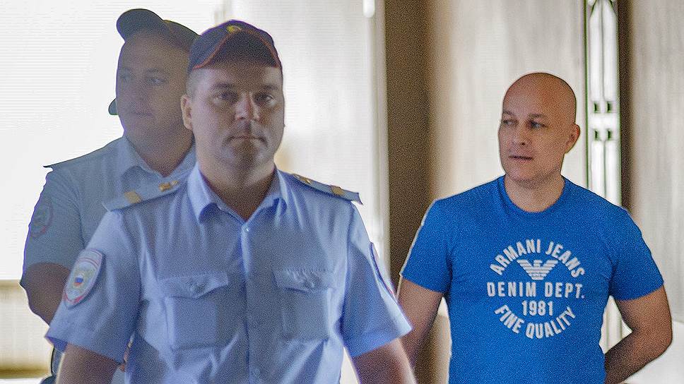 Обвиняемый в захвате заложников в белгородском офисе банка "Западный", "белгородский захватчик" Александр Вдовин (справаа) перед началом заседания Октябрьского районного суда города Белгорода