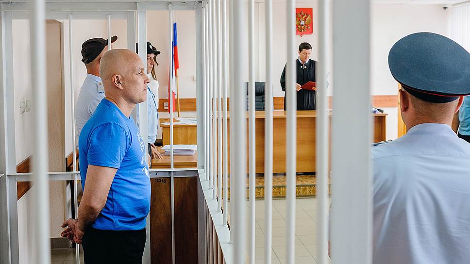 Обвиняемый в захвате заложников в белгородском офисе банка "Западный", "белгородский захватчик" Александр Вдовин (слева) во время заседания Октябрьского районного суда города Белгорода
