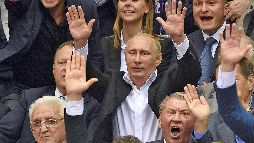 Рабочая поездка президента России Владимира Путина в Челябинск. Президент России Владимир Путин (в центре) во время посещения чемпионата мира по дзюдо в спортивном комплексе "Ледовая арена "Трактор" 
