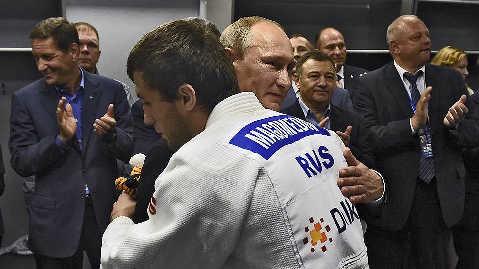 Рабочая поездка президента России Владимира Путина в Челябинск. Президент России Владимир Путин (слева) во время посещения чемпионата мира по дзюдо в спортивном комплексе "Ледовая арена "Трактор" 