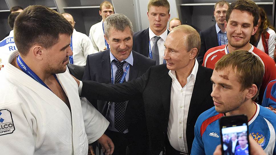 Рабочая поездка президента России Владимира Путина в Челябинск. Президент России Владимир Путин (в центре) во время посещения чемпионата мира по дзюдо в спортивном комплексе "Ледовая арена "Трактор" 