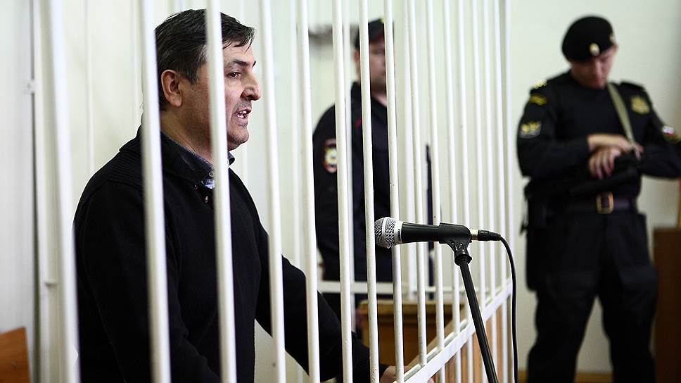 Первый замгубернатора Омской области Юрий Гамбург (слева) в зале суда 