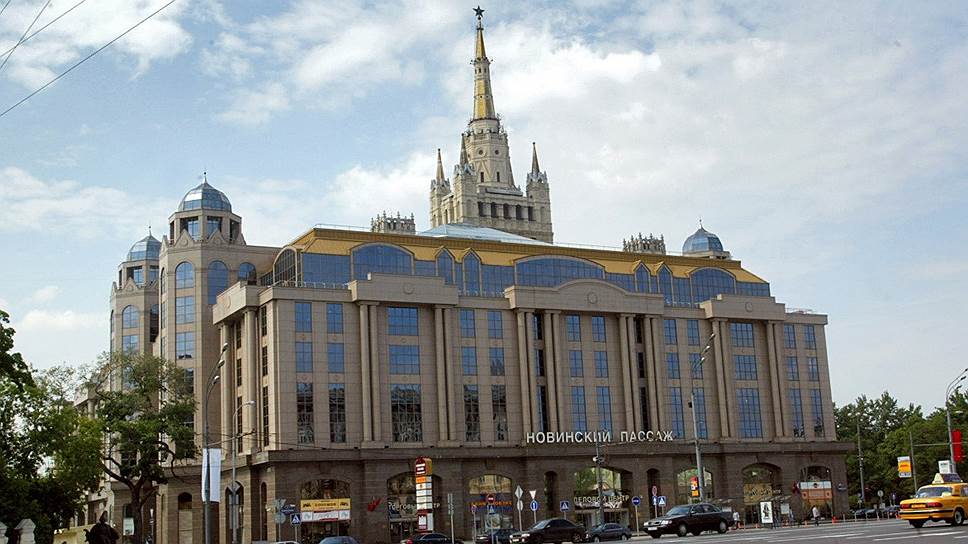 Здание тогрового центра "Новинский пассаж" 