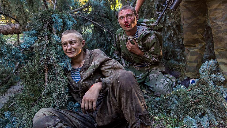 Раненые украинские десантники, взятые в плен в ходе боя за город Шахтерск 