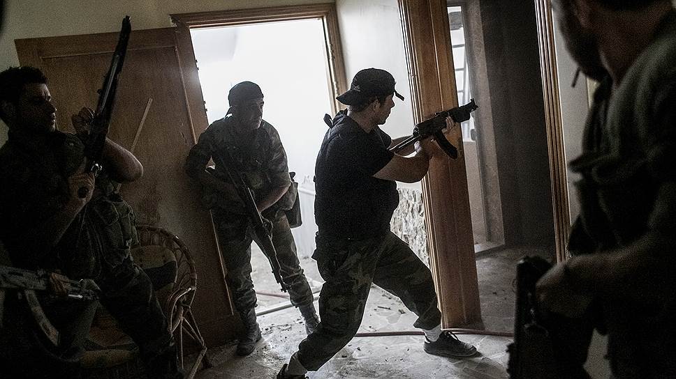 Военнослужащие сирийской правительственной армии во время боя в районе Барзе провинции Дамаск 