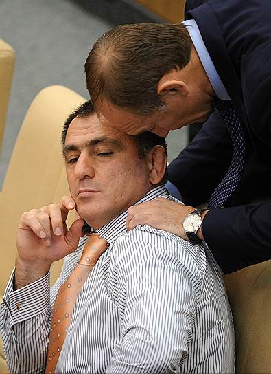 Махарбек Хадарцев (слева) может сменить пост депутата Госдумы на должность главы администрации Владикавказа 